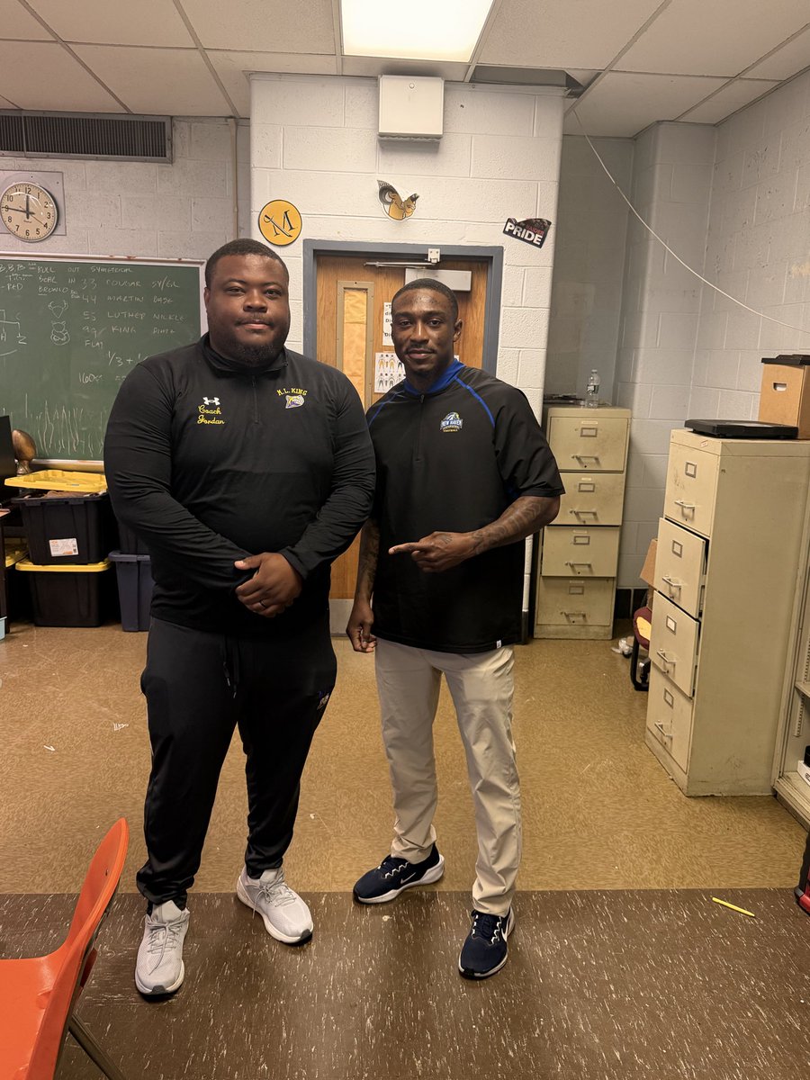 CoachJordan215's tweet photo. Thanks to my guy @CoachTMims for coming by and talking to our guys and checking us out. #itsgreattobeking #whynotking https://t.co/ROaZCwuMls