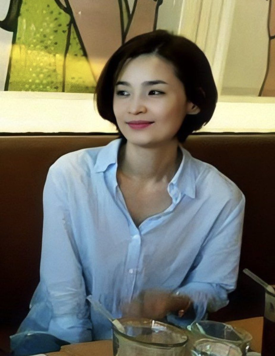 연극부 선배 st...
어깨선 진짜 예쁘다니까....//