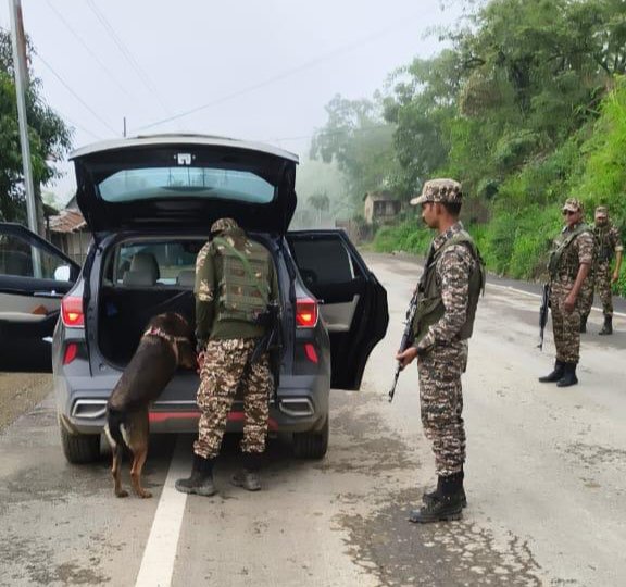 mnp_2018's tweet image. On 04 May 2026 from 1200 to 1900 hrs(05 May 2026)  #CRPF established Mobile Check Posts (MCPs) at various strategic locations across Manipur. A total of 316 vehicles were inspected and 426 individuals frisked. #CRPF remains committed to maintaining peace and stability in Manipur.