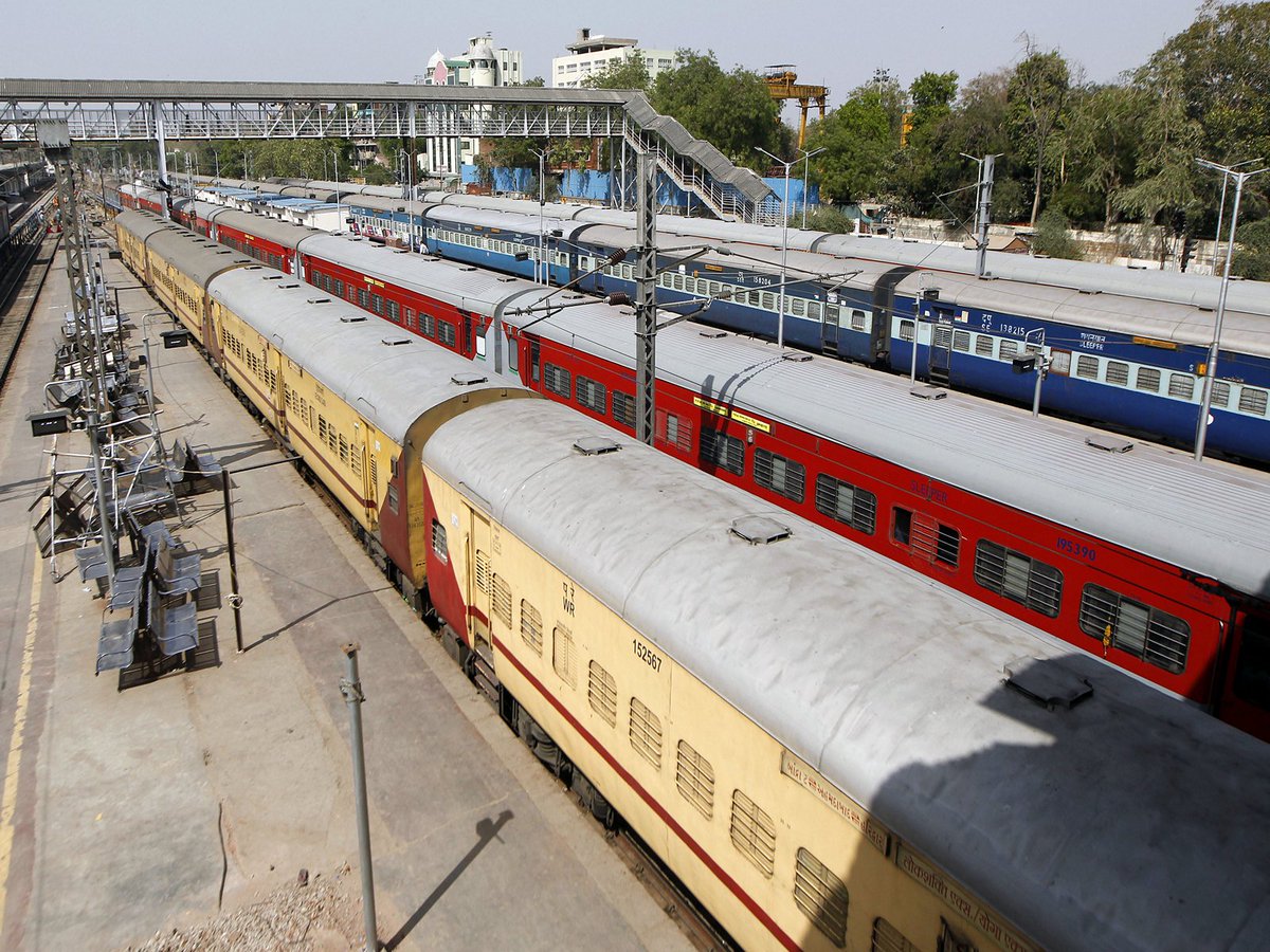 ani_digital's tweet photo. Cabinet approves three multitracking projects covering 19 districts across states, Indian Railway network expanded by 901 kms
Read @ANI Story |
https://t.co/OcHkAm1EDT
#UnionCabinet #MultitrackingProjects #districts #states #IndianRailways #NetworkExpansion https://t.co/iCq924X9Us