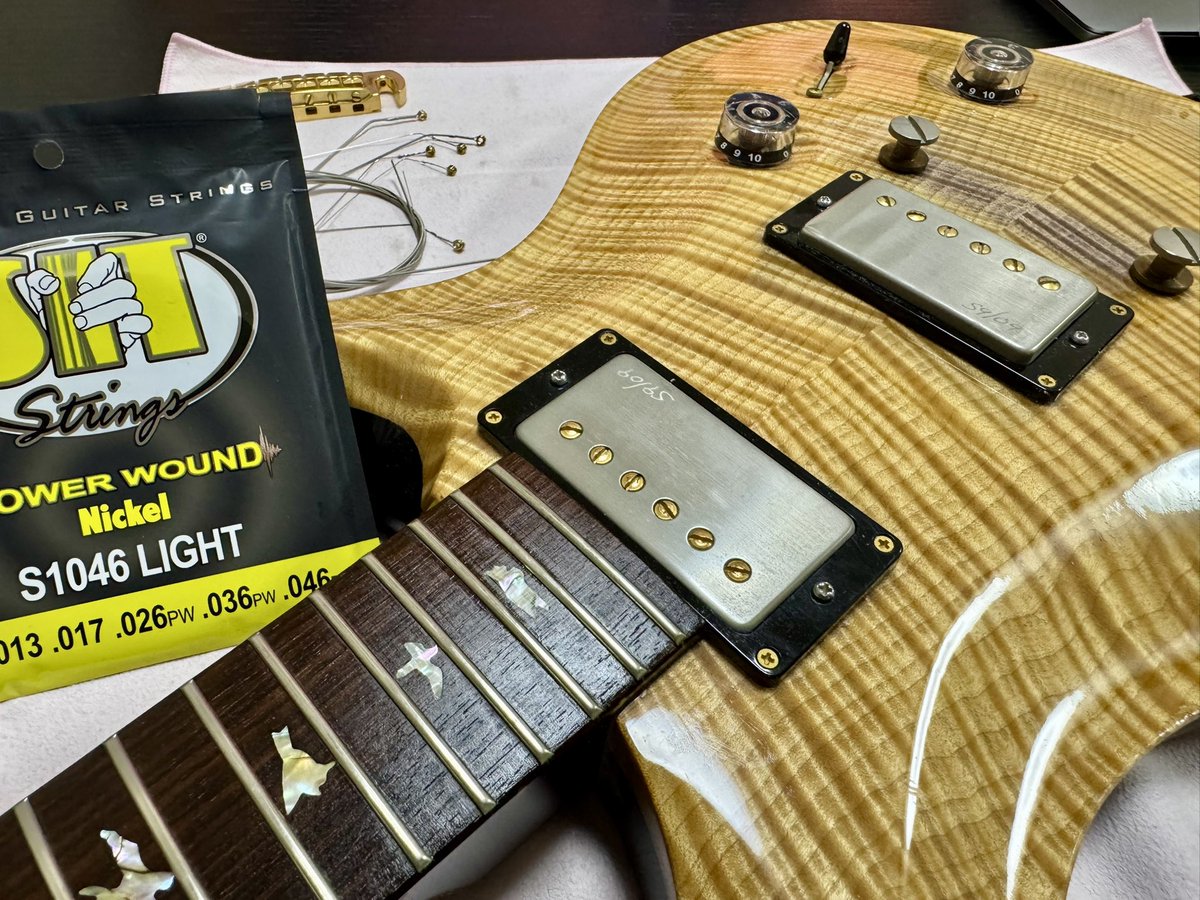 56_Hiroyuki's tweet photo. 休みも残り一日ですが、ギターのメンテしながらぼちぼち課題曲もやってます🎸
明日は朝から散髪予定✂️
#PRSguitars
#IbanezLB1
#SITstrings https://t.co/wxkyLf5LPB