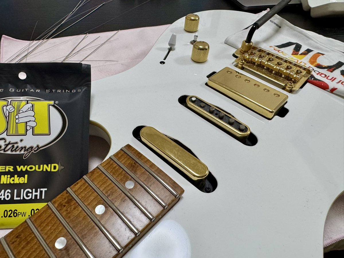 56_Hiroyuki's tweet photo. 休みも残り一日ですが、ギターのメンテしながらぼちぼち課題曲もやってます🎸
明日は朝から散髪予定✂️
#PRSguitars
#IbanezLB1
#SITstrings https://t.co/wxkyLf5LPB