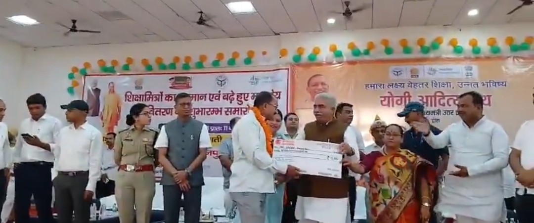 AdvRaisAhmad's tweet image. #kanpurDehat
@RakeshSachan_
सरकार द्वारा शिक्षामित्रोंका मानदेय 10000से 18000 बढ़ानेंसम्बन्धी कार्यक्रमआज मुख्यमंत्री योगीआदित्यनाथकी अध्यक्षतामें हुआ जिसका सजीवप्रसारण आज ईकोपार्कमें जिलाअधिकारी कपिलसिंह ने कार्यक्रम आयोजितकर दिखाया जिसके मुख्य अतिथि कैबिनेट मंत्री राकेश सचान थे