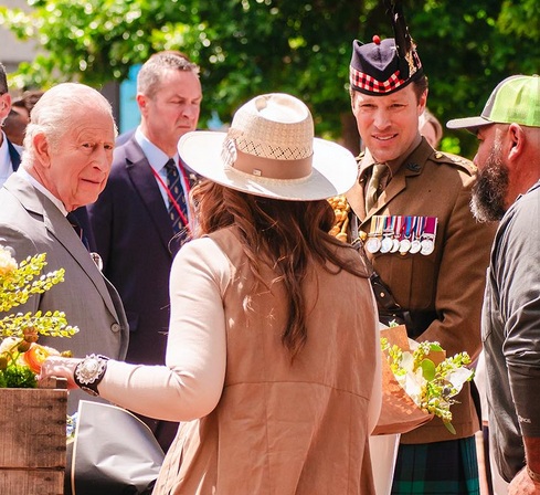_Owlly_'s tweet photo. @DuchessofGeeks Listening to the Flower Lady in Front Royal 💐 https://t.co/21o730fWTZ