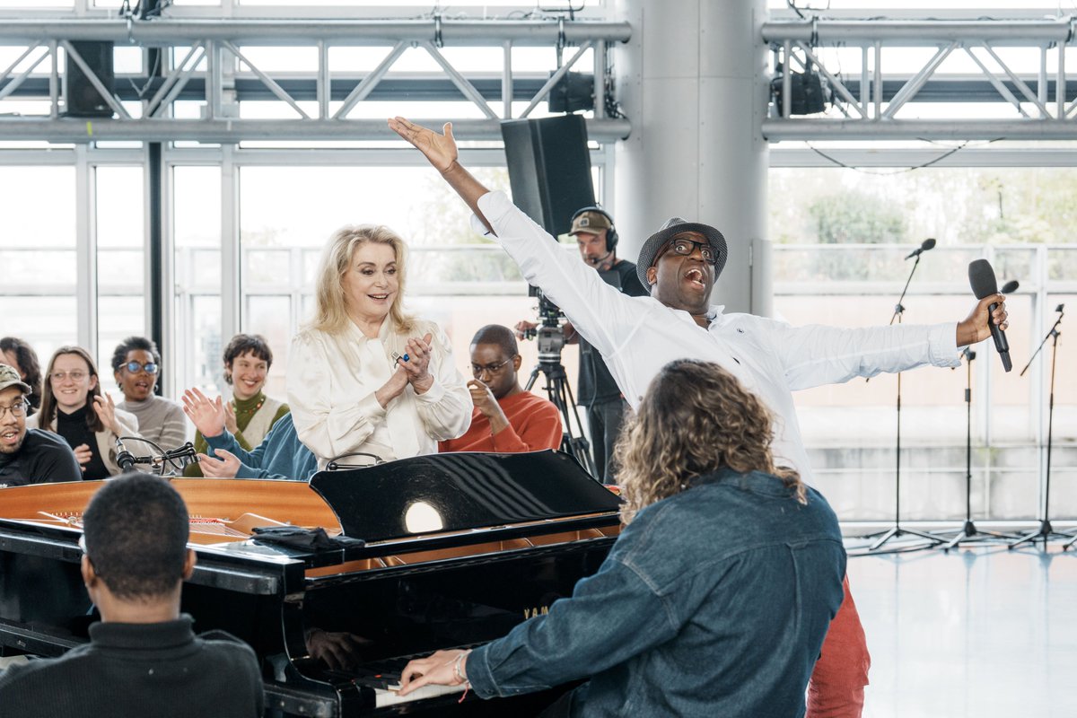 JournalPapotin's tweet photo. Comme pour chaque émission, vous êtes au rendez-vous !
Merci pour vos retours sur les Rencontres du Papotin avec Catherine Deneuve 💚

📷 © Leo KEKEMENIS - France Télévisions @leo_ks
#LesRencontresduPapotin #LePapotin https://t.co/KcduhChX91