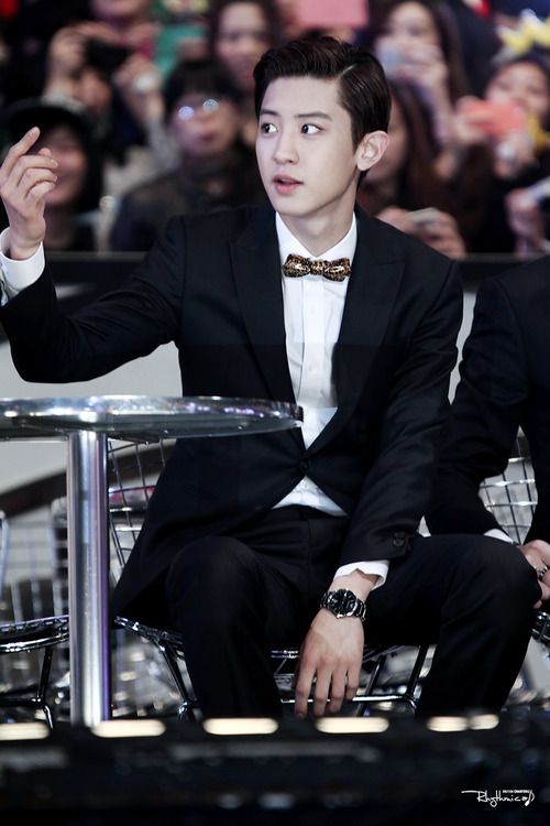 yeol plz perform flatline solo with a 🎸 tweet media