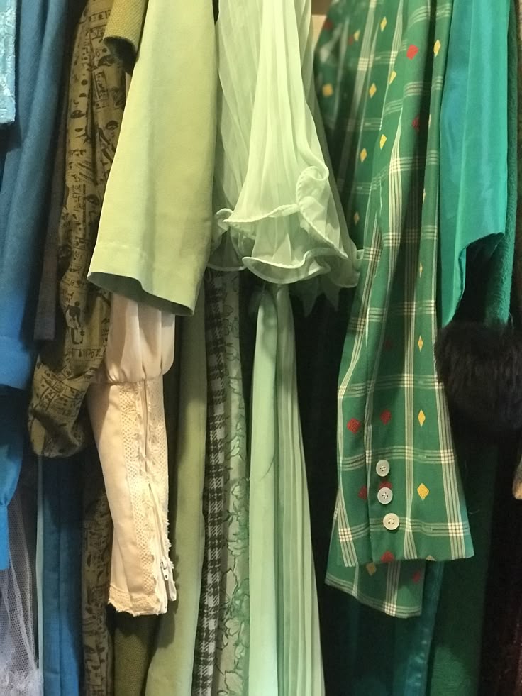 RichardEdenfie1's tweet image. #vss365
#Dear Summer,
When will you be home? Your clothes are still here—they were covered w/ dust but now I see your green dress outlined in the closet. You have lots of socks. Lawn needs mowing. Perfume bottles are lined up. Your collection of feathers sing like old postcards.