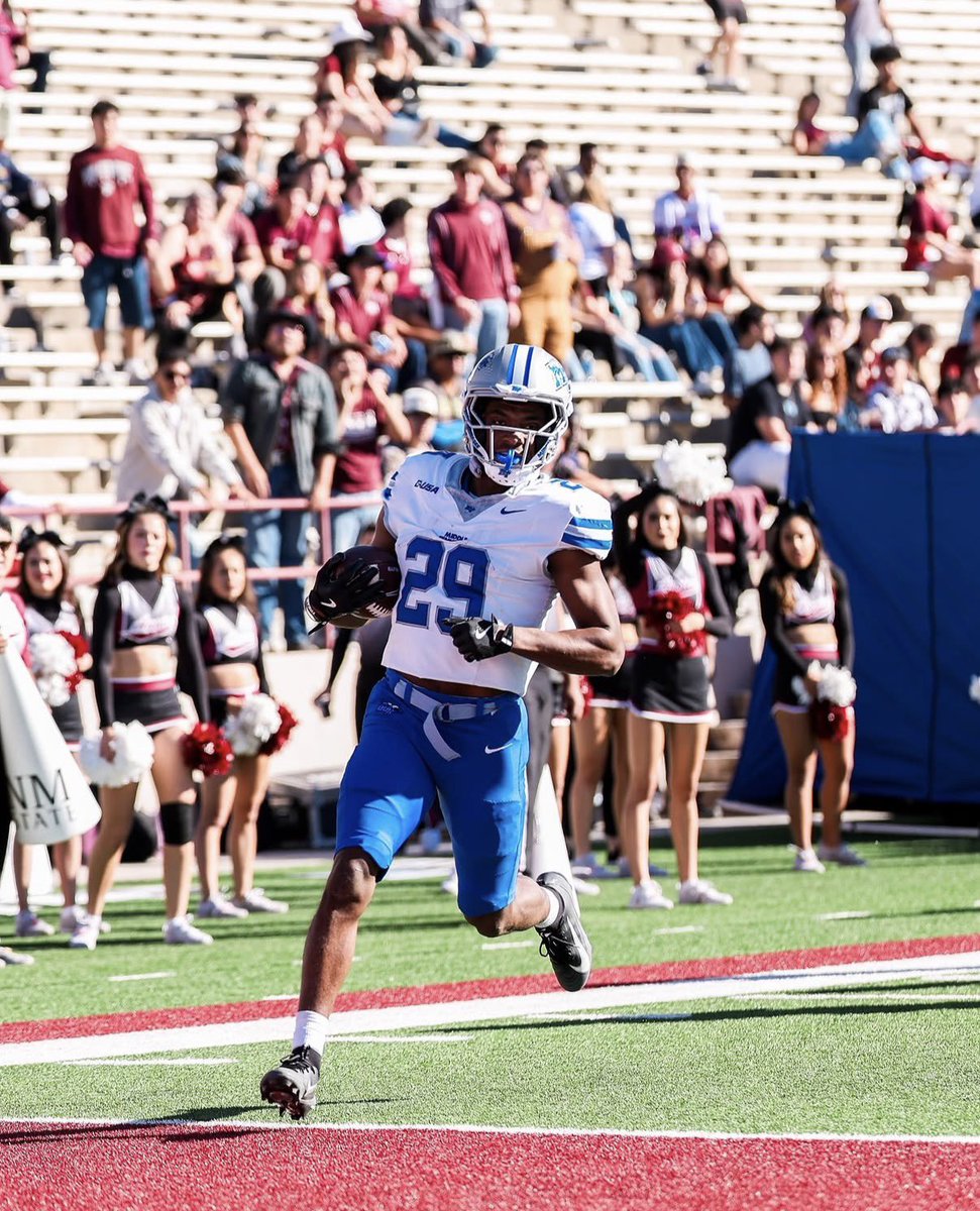 KamScarver56's tweet photo. #AGTG Blessed to receive an offer from @MT_FB 

@CoachWarren23 @ScoutFball @HallTechSports1 @CClemente247 @adamgorney @TomLoy247 @AHParkerFootba1 @BillyEmbody @ChadSimmons_ @TheUCReport https://t.co/GKP0O4sH4b