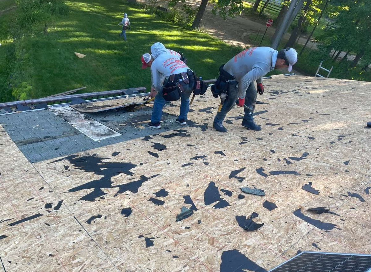 RoofmanUSA's tweet image. Pitched roofs still reign in Michigan for a reason – they shed snow like a champ ⛄️. Discover why the classic slope might be the safest bet for your house. Read more: roofmanusa.com/learn/flat-vs-…
#PitchedRoof #SnowReady #HomeImprovement #RoofmanUSA