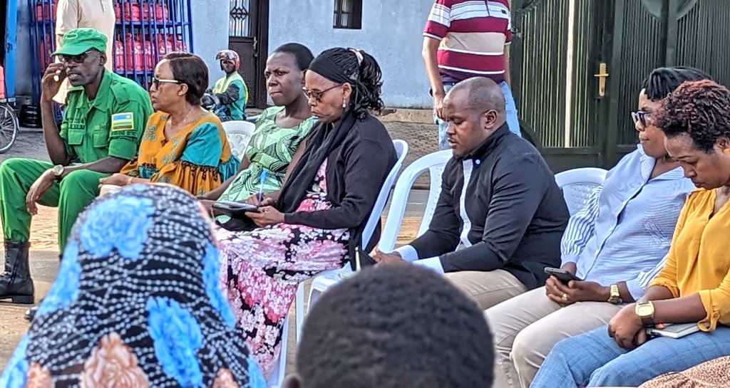 RwezamenyoS's tweet photo. Muri gahunda yo gukemura ibibazo by'abaturage, muri aka kanya mu murenge  wa Rwezamenyo, Umuyobozi nshingwabikorwa w'akarere ka Nyarungenge bwana "INGANGARE Alexis, arimo kuganira n'abaturage mu nteko rusange iba buri wa kabiri w'icyumweru. @CityofKigali @Nyarugenge https://t.co/7nSqMxSGY0