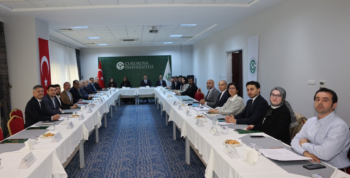 cukurovaedutr's tweet photo. Türkiye Büyük Millet Meclisi himayesinde yürütülen “Millî Egemenliğin 150 Yıllık Hafızası: Parlamento ve Anayasanın 150. Yılı Projesi” kapsamında düzenlenen “Temel İlkeler ve Genel Esaslar Çalıştayı”, Çukurova Üniversitesi Kongre Merkezi’nde geniş katılımla gerçekleştirildi.
Rektörümüz Prof. Dr. Hamit Emrah Beriş’in katılım sağladığı programda; akademisyenler, kamu kurumlarının temsilcileri ve farklı disiplinlerden uzmanlar bir araya gelerek Türkiye’nin anayasal birikimini ve geleceğe yönelik ihtiyaçlarını çok boyutlu şekilde ele aldı.
🕐 İki Oturumda Derinlikli Müzakere
• I. Oturum (Moderatör: Prof. Dr. Ayhan Döner) 
Başlangıç hükmü, kurucu irade, anayasal kimlik ve değiştirilmez çekirdek
• II. Oturum (Moderatör: Prof. Dr. Ali Rıza Töngür)
Egemenlik, devletin amaçları, kuvvetler ayrılığı, yargı, anayasanın bağlayıcılığı ve üstünlüğü ile eşitlik ilkesi
📖 Anayasanın Kurucu Hükümleri Ele Alındı
Çalıştayda, Anayasa’nın Başlangıç Hükmü ile Genel Esaslar bölümünde yer alan; devletin şekli, Cumhuriyetin nitelikleri, egemenlik, yasama-yürütme-yargı yetkileri, eşitlik ilkesi ve anayasanın üstünlüğü gibi temel maddeler sistematik bir yaklaşımla değerlendirildi.
🤝 Disiplinlerarası Katılım, Ortak Akıl Vurgusu
Hukuk, siyaset bilimi, tarih, sosyoloji, iktisat, edebiyat ve dilbilim gibi farklı alanlardan uzmanların katkı sunduğu çalıştayda, ortaya konulan görüşlerin yeni anayasa yapım sürecine yol gösterici nitelik taşıması hedeflendi.
📍 Türkiye genelinde gerçekleştirilecek yedi bölgesel toplantının ilki olan bu önemli buluşma, Çukurova’nın akademik birikimini ortaya koyarken, sonraki çalışmalara da güçlü bir zemin hazırladı.