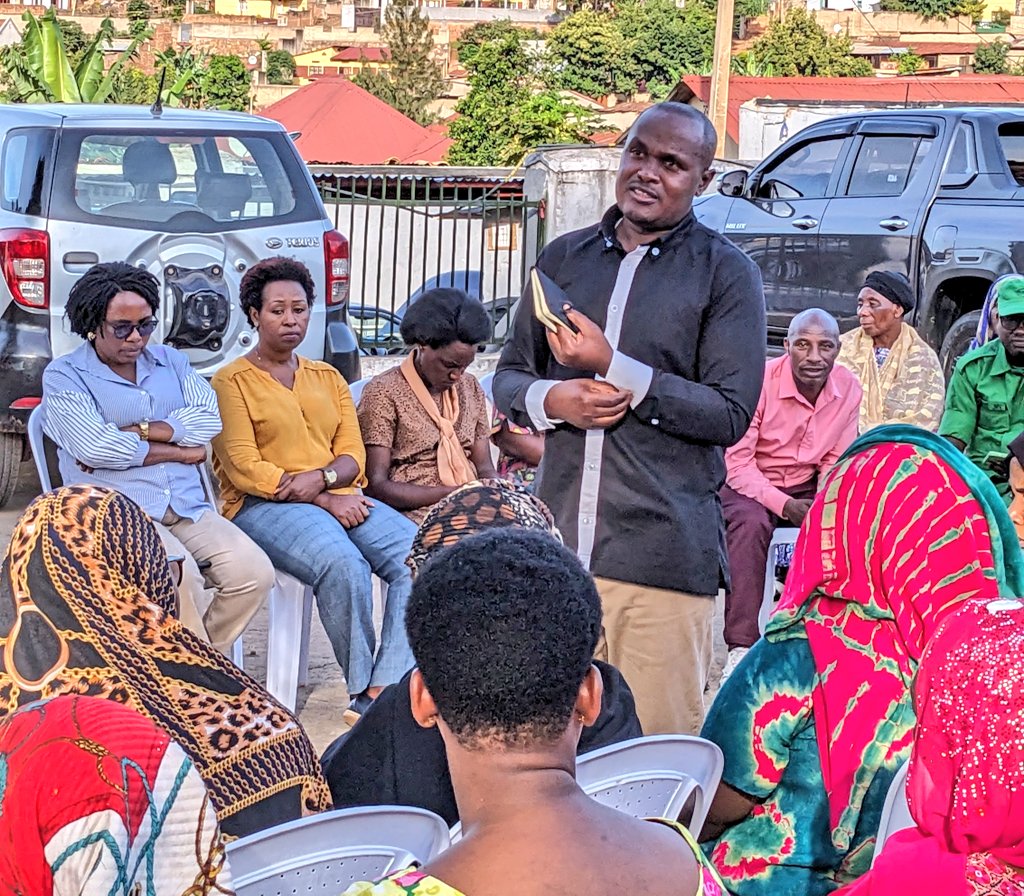 RwezamenyoS's tweet photo. Muri gahunda yo gukemura ibibazo by'abaturage, muri aka kanya mu murenge  wa Rwezamenyo, Umuyobozi nshingwabikorwa w'akarere ka Nyarungenge bwana "INGANGARE Alexis, arimo kuganira n'abaturage mu nteko rusange iba buri wa kabiri w'icyumweru. @CityofKigali @Nyarugenge https://t.co/7nSqMxSGY0