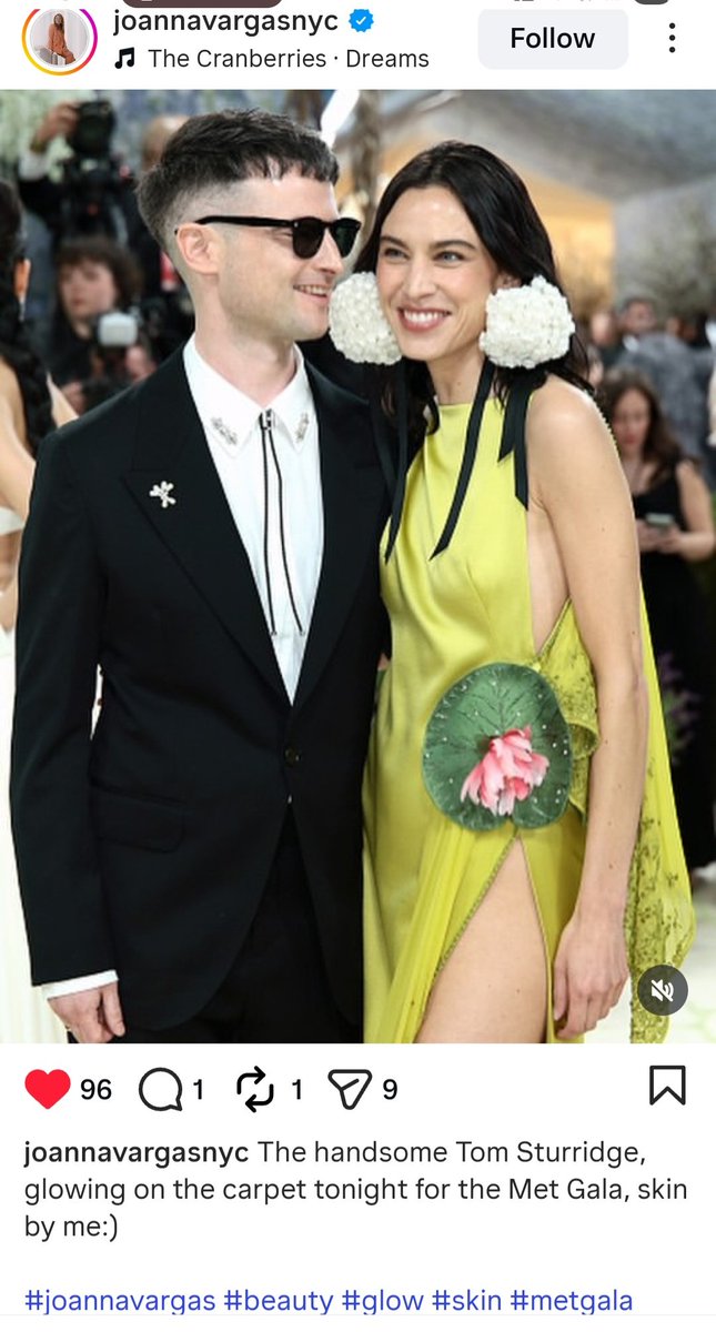 #TomSturridge treating himself to a facial ahead of the #MetGala. To be the person stroking his face 😍