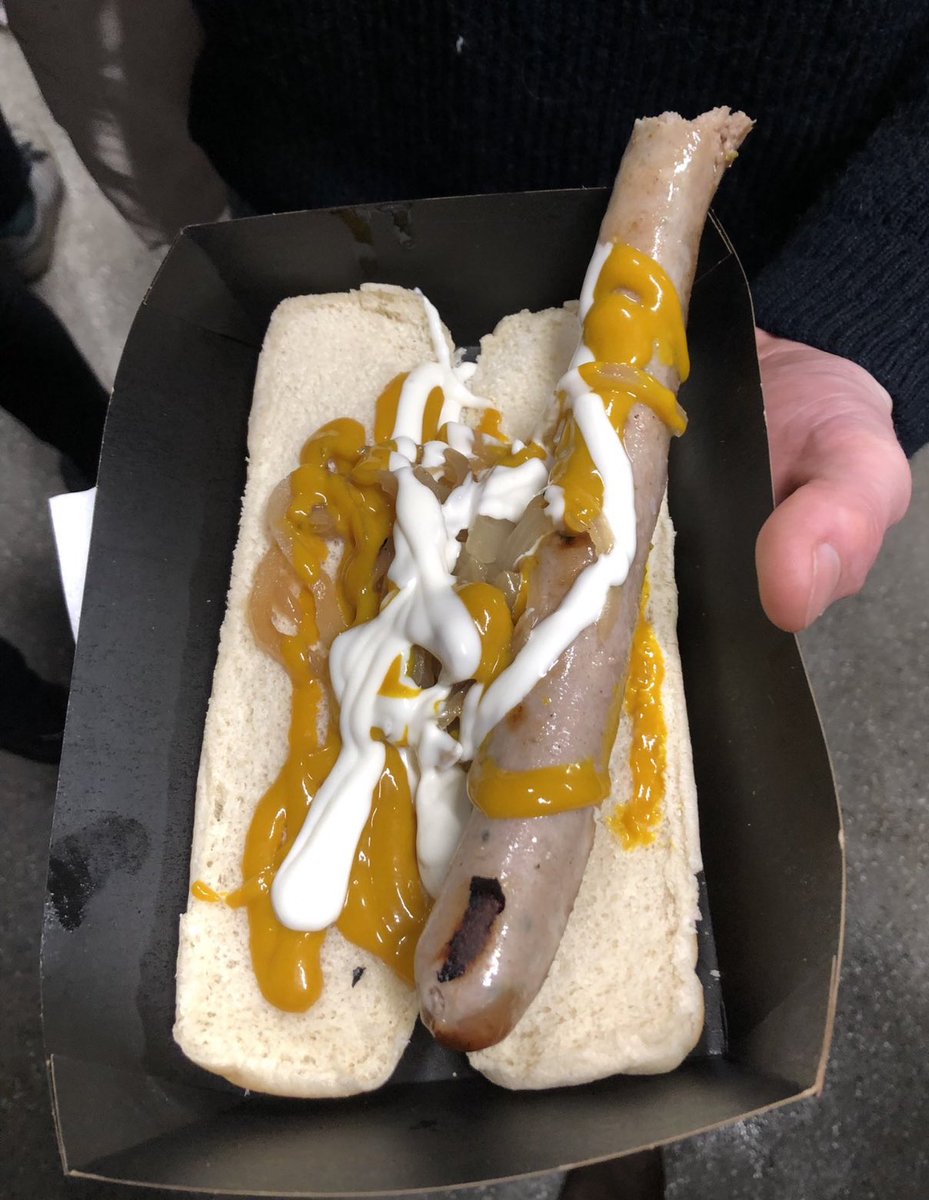 Se um dia você for no estádio do Fulham e ficar com fome, esse é o cachorro quente deles.
