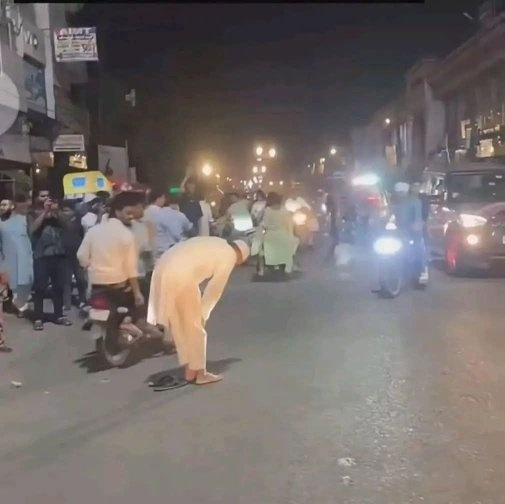 इन लोगो को पड़ी लकड़ी लेने की आदत हो गई है! कभी गोल्डन टेंपल में जाकर वजू करके कुल्ली कर देते हैं! कभी गंगा में इफ्तारी करते हैं!

कभी गौ तस्करी करते हैं! कभी गौ ह*त्या करते हैं! अब इसे ही देखलो! सारा शहर छोड़कर इसे नमाज पढ़ने के लिए ये सड़क ही मिली!

इतना बड़ा शहर है किसी मस्जिद