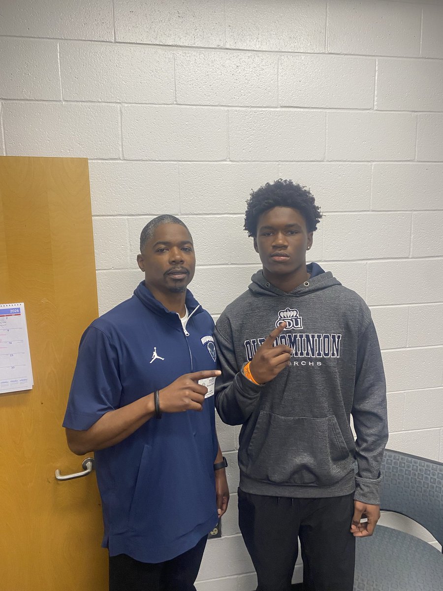 AushawnMil3s's tweet image. After a great morning school visit and a great conversation with @CoachThomas_14 I am blessed to receive another d1 offer from Howard university 🐂
@DCherry55 @HUBisonSports @HUBISONFOOTBALL