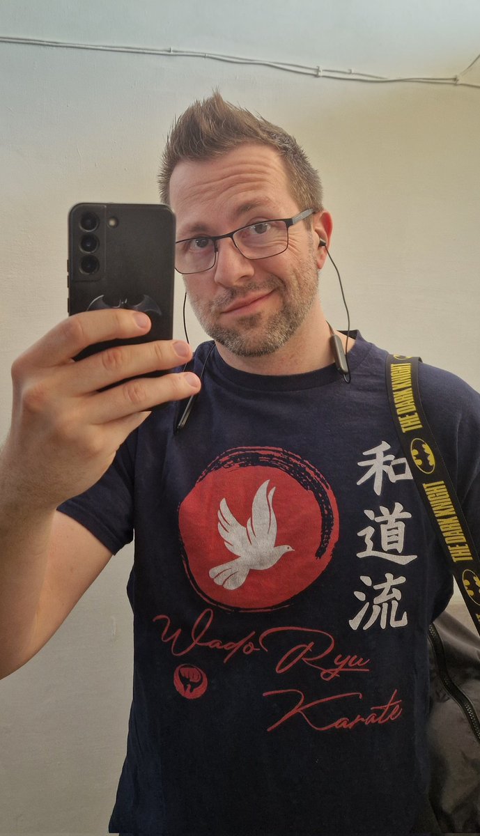 bobbytheretro's tweet photo. Öt év távolságtartás után tavaly szeptemberben újra belezúgtam a harcművészetbe és elkezdtem karatézni. A jiu-jitsu után ez egy egész más élmény de nem ismeretlen. Hihetetlenül élvezem és jó nerd-nek lenni benne. (Batmenes táska kötelező szett, hogy tudják kivel van dolguk💪) 🙏 https://t.co/CfnuNCBdWb