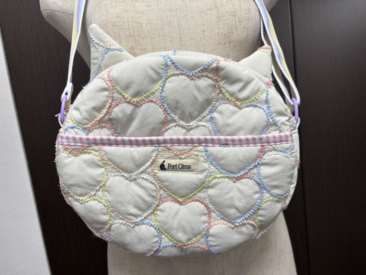 maple_0v0's tweet photo. 娘から、シール帳が入るバッグ作って！と言われてたのが完成したー🙌✨
バッグは数えるほどしか作った事なかったけど、可愛くできて満足😽💓 https://t.co/Hx0PtFWXRw