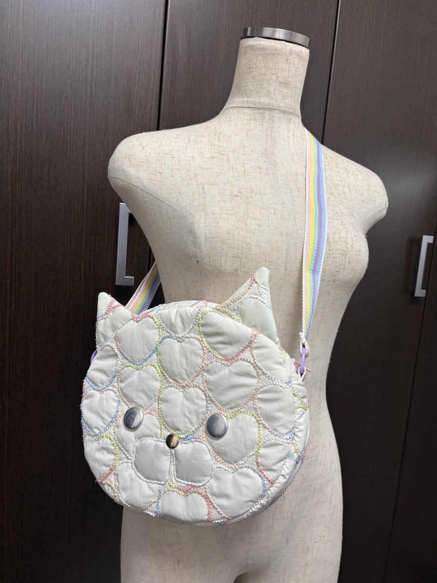 maple_0v0's tweet photo. 娘から、シール帳が入るバッグ作って！と言われてたのが完成したー🙌✨
バッグは数えるほどしか作った事なかったけど、可愛くできて満足😽💓 https://t.co/Hx0PtFWXRw