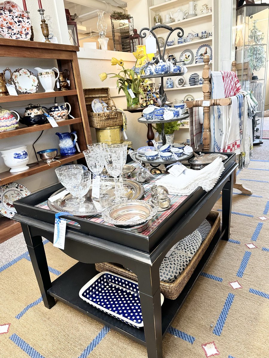 RedRoosterMall's tweet image. Coffee Table w/Glass Removable Tray  - $145
We’re OPEN Today 11-4 ⏰ #coffeetable #furniture #whidbeyislandwa #freelandwa