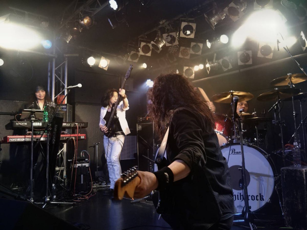 NorifumiShima's tweet photo. アースシェイカー工藤さんプレゼンツRainbowトリビュートツアー最終日名古屋終了しました！今日はアンプが壊れたり、本番中にギターの調子が悪くなったりトラブルは沢山有りましたが皆さんの声援のお陰でめちゃめちゃ楽しく演奏出来ました！ほんとに皆さんありがとうございました！また戻ってきます！ https://t.co/6v6n4oOUs2