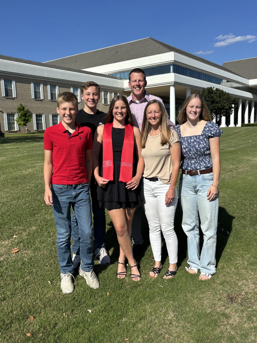 Coach_TDMiller's tweet photo. Life’s full of milestones. My oldest graduating high school came quick! Can’t wait to see what life has in store for @Taylor5Miller Proud of you girl! https://t.co/P9d4KgjAEY