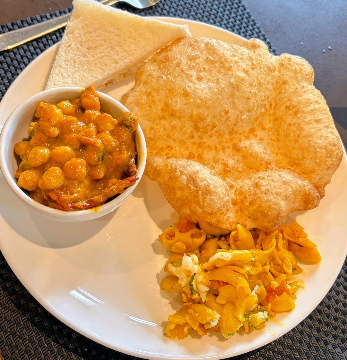 SinghManju37713's tweet image. Here, the food is mostly typical Indian cuisine, but with strong Tibetan and Nepalese influences. You can find authentic Tibetan and Nepalese food almost everywhere.
#Sikkim #northeast