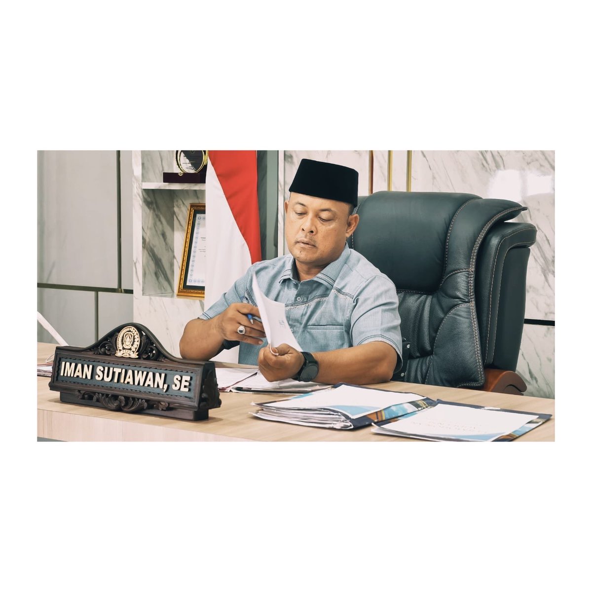 ImanSutiawan75's tweet image. Bukan sekadar rutinitas di balik meja, tapi memastikan setiap berkas yang saya sentuh membawa dampak nyata untuk masyarakat. Detail kecil tak boleh luput, karena dari sinilah kualitas keputusan ditentukan. #gerindra #dprd #kepri