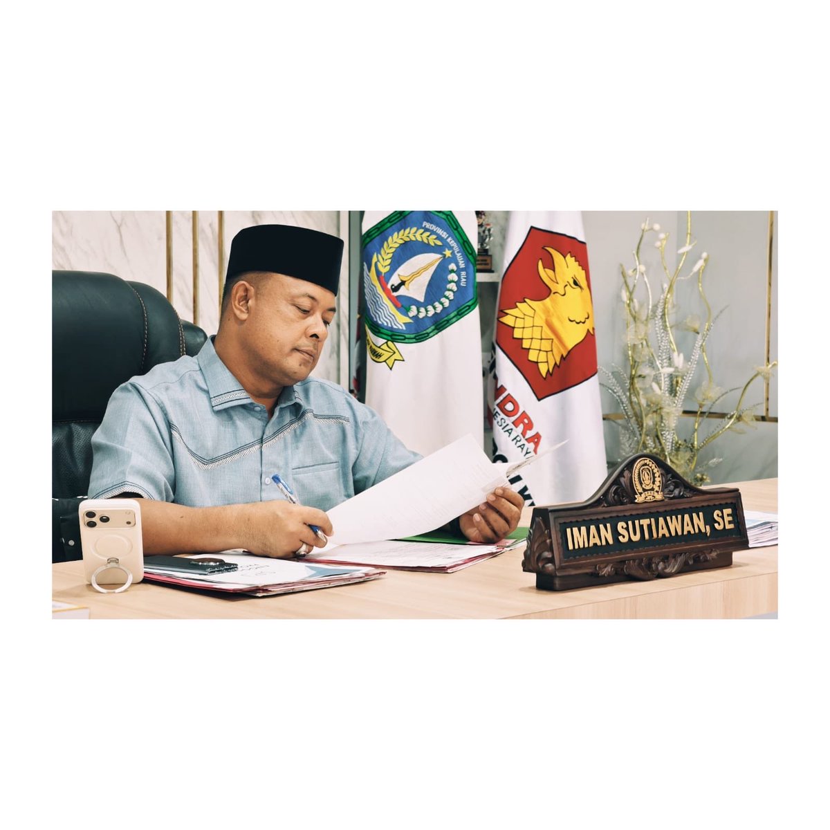 ImanSutiawan75's tweet image. Bukan sekadar rutinitas di balik meja, tapi memastikan setiap berkas yang saya sentuh membawa dampak nyata untuk masyarakat. Detail kecil tak boleh luput, karena dari sinilah kualitas keputusan ditentukan. #gerindra #dprd #kepri