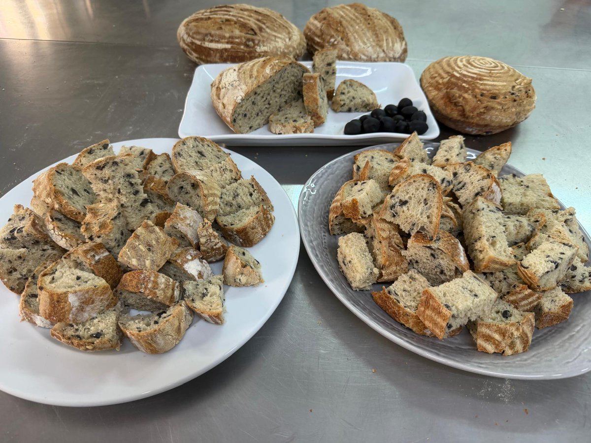 CIFPLAMERCED18's tweet photo. Si ya estás pensando en la merienda esto te encantaría ...son panes de #aceitunas que han preparado en el módulo de #elaboracionesdepanaderíaybollería con los alumnos de primero del #cfgmpanaderiareposteriayconfiteria  #FP #estudiafp @educasoria @jcyl @educacyl https://t.co/RkE39002uH