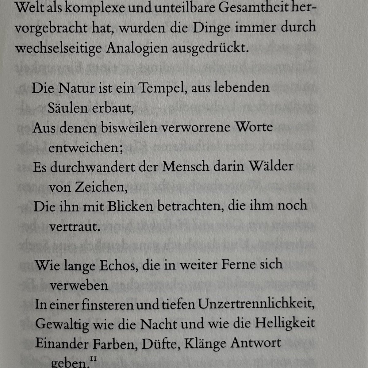 rameausniece's tweet photo. Charles Baudelaire über Richard Wagner und die erste Aufführung der Tannhäuser in Paris ( 1861 ):

„Paris hatte bis dahin wenig von Wagner gehört; man wusste mehr oder weniger, dass es jenseits des Rheins um die Erneuerung der Oper ging. […] Bei den ersten Takten überkam mich die Empfindung eines Menschen, der sich in Einsamkeit einer Träumerei hingibt, allerdings in einer Einsamkeit mit einem unendlichen Horizont. […] Mir war, so erschien er mir wenigstens, ein spirituelles Erlebnis, eine Offenbarung zuteilgeworden. […] Im Vorwort zu seinem letzten Buch Zukunftsmusik kommt Wagner in folgenden Begriffen auf dieses Thema zurück: 

‚Als den idealen Stoff des Dichters glaubte ich den Mythos bezeichnen zu müssen, dieses ursprünglich namenlos entstandene Gedicht eines Volkes, das wir zu allen Zeiten immer wieder neu behandelt antreffen; denn bei ihm verschwindet die konventionelle, nur der abstrakten Vernunft erklärliche Form der menschlichen Verhältnisse fast vollständig, um dafür nur das ewig Verständliche, rein Menschliche, aber eben in der unnachahmlichen Form zu zeigen, welchem jedem Mythos individuelle Gestalt verleiht.‘

Die Phänomene und Ideen, die im Verlauf der Zeiten immer wieder aufs Neue aufkommen, erscheinen bei jeder Auferstehung abgewandelt, den Umständen angepasst und um eine neue Eigenheit ergänzt. […] Durch die Gedichte Wagners weht der Geist der Romantik, auch wenn sie von Bewunderung und Verständnis der klassischen Schönheit künden. Sie lassen einerseits von Äschylos und Sophokles träumen, erinnern andererseits an die Mysterienspiele einer erzkatholischen Epoche. Sie erinnern an die Visionen, die das Mittelalter an den Wänden seiner Kirchen entfaltete oder in seine Wandteppiche einwob. […] Die vollständige Bedeutung des Wortes Willen lässt sich in Wagners Werken erspüren.“
