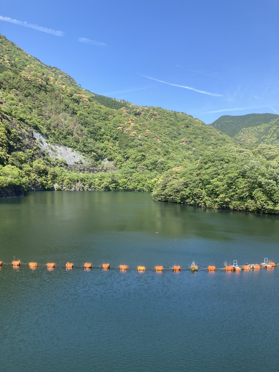 darknessrose666's tweet photo. 今日は近所のダム湖に行ったら水満タンだった、しかもこのダム階段状に更に貯水地があと二つあってダムの水が少なくなると上から順に開放して補充されるよ https://t.co/EDCxsTHOVh