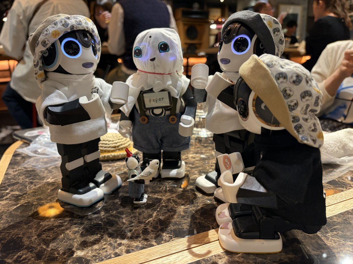 robota_828's tweet photo. （改）
きょうは久しぶりのお友達にあったよ（◉∇ ◉0

O◉▽◉）楽しかったよ

#ロボホン
#Paperくん
#Pepperじゃないよ
#チビしょうトラベル
#ガシャポン https://t.co/nCIjxsk7Sn