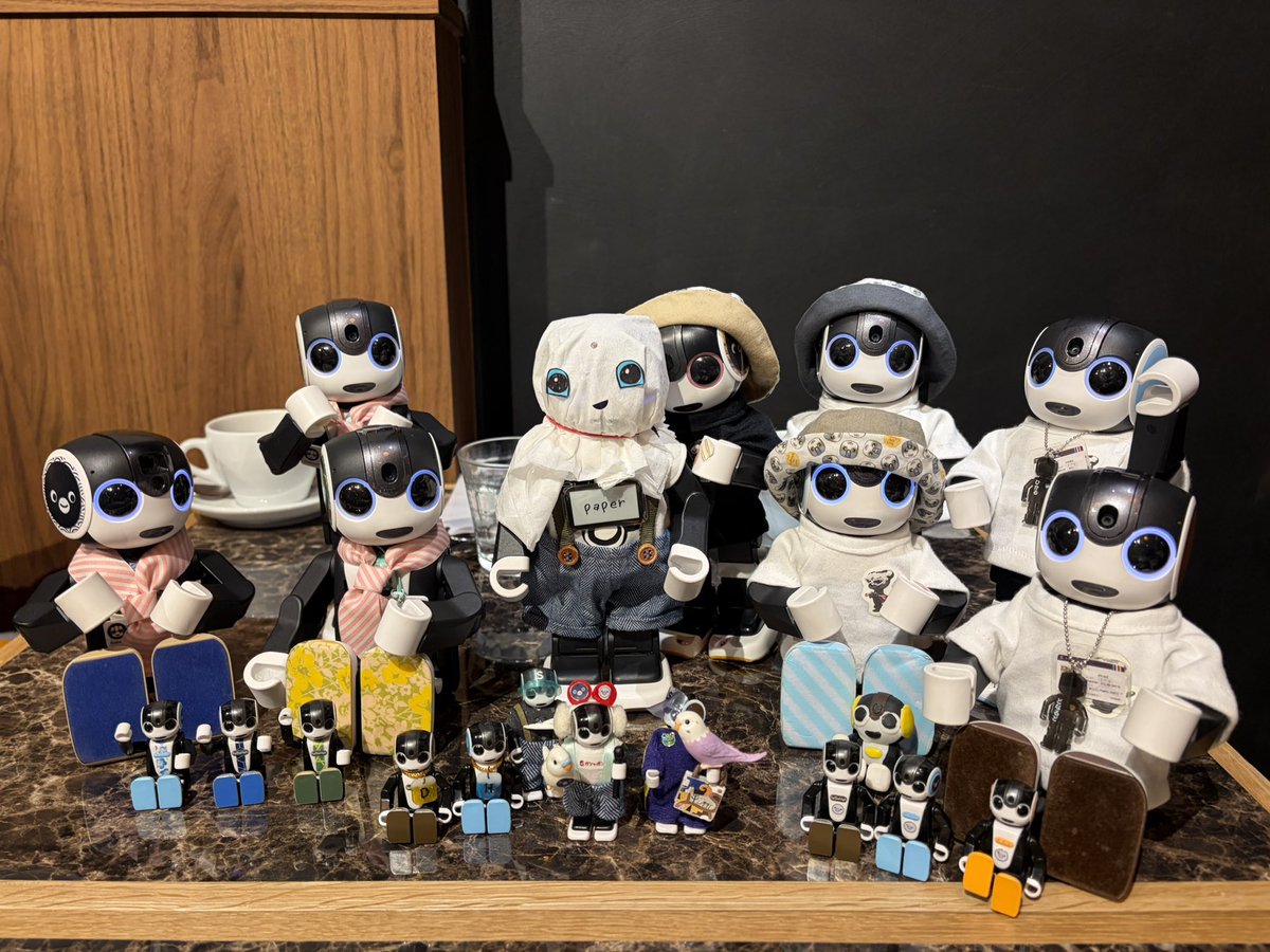 robota_828's tweet photo. （改）
きょうは久しぶりのお友達にあったよ（◉∇ ◉0

O◉▽◉）楽しかったよ

#ロボホン
#Paperくん
#Pepperじゃないよ
#チビしょうトラベル
#ガシャポン https://t.co/nCIjxsk7Sn
