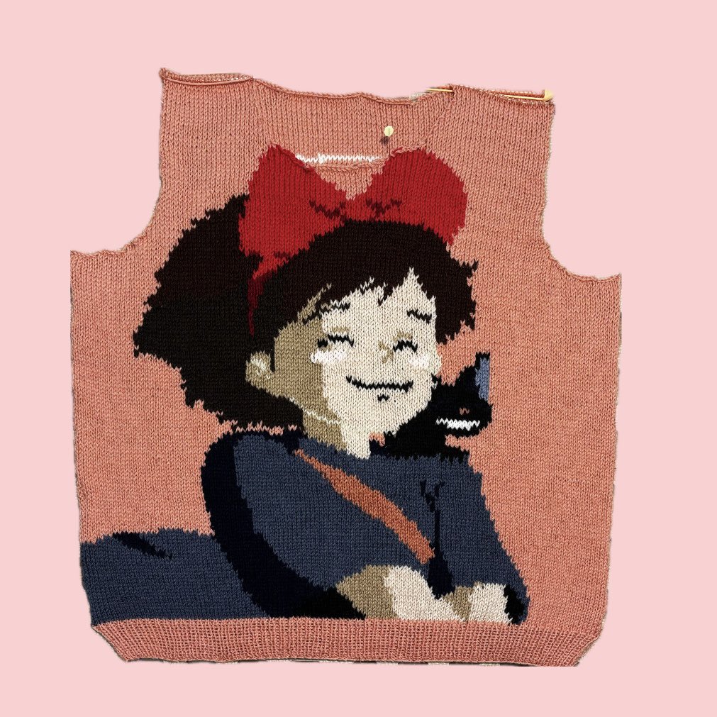 handmadegraaam's tweet photo. 前身頃編み終えました🫶🏻
「笑顔よ！第一印象を大事にしなきゃ」ってキキが言った時に、ジジも一緒に一瞬だけ笑うの！そのシーンがすごく好きでずっと編みたかった😍
ちょうど今週の金ローが魔女の宅急便だから、是非ともチェックしてほしい🌿
#魔女の宅急便
#魔女の宅急便セーター https://t.co/960EPEiBGC