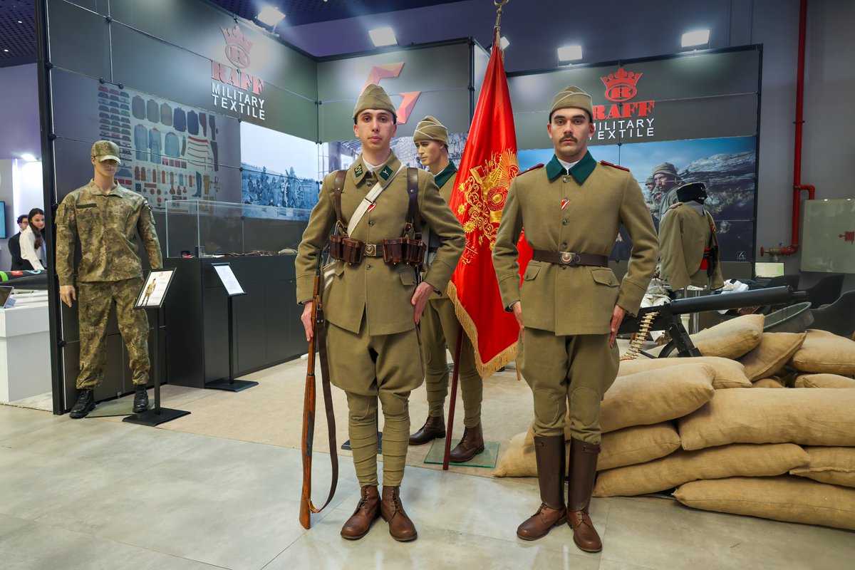 RaffMilitaryTR's tweet photo. @SahaExpo'daki yerimizi aldık! 🪖

@SavunmaSanayii Bşk. Yrd. @drhkaratas ve Prof. Dr. @MesutCasin standımızı ziyaret ederek bizleri onurlandırdı.

Tarihi üniforma koleksiyonumuzu incelemek üzere tüm misafirlerimizi F-02 standımıza bekliyoruz. 📍

#RaffMilitaryTextile #SAHA2026 https://t.co/DWZoDz0V8V