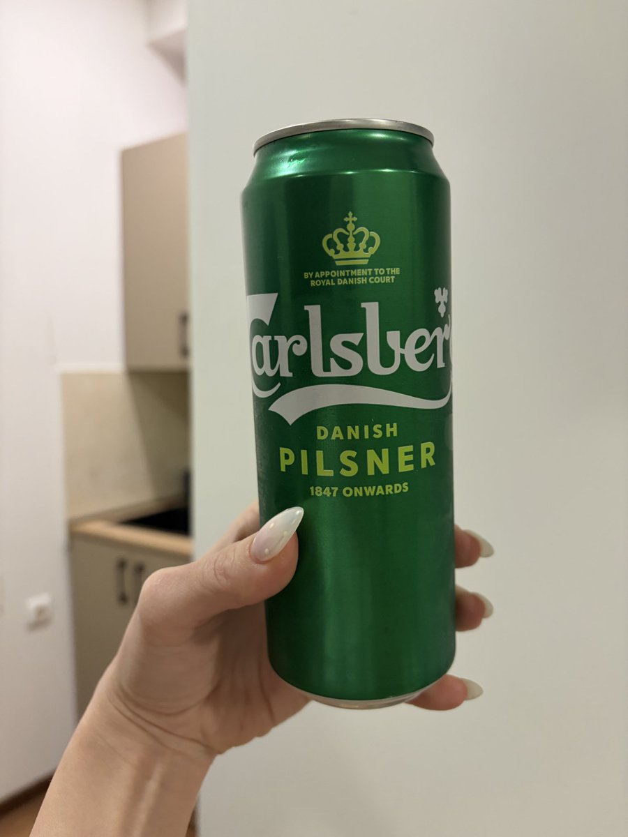 KT656536's tweet photo. 記念すべきふたつめの投稿はなんと！カールスバーグがスパー？で1.99ラリやったけん６本買ったよ🥸
日本円して約120円🧚🏻‍♀️ https://t.co/redWKDm5pk