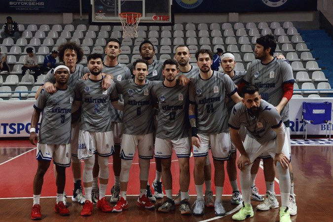 tarihtenbasket's tweet photo. 2023/24 sezonunda TBL’de mücadele eden Kocaeli BŞB Kağıtspor;
Ayaktakiler: Barbaros Bozkurt, Elber Mirza Sucu, Keith Stone, Baran Berke Akçam, Hakan Şanlı, Eren Beyaz
Oturanlar: JaCori Payne, Mete Tekçevik, Kevin Kaspar, Kayra Arit, Mert Ulutaş, Sertan Sarı https://t.co/1oUwHzsBhX