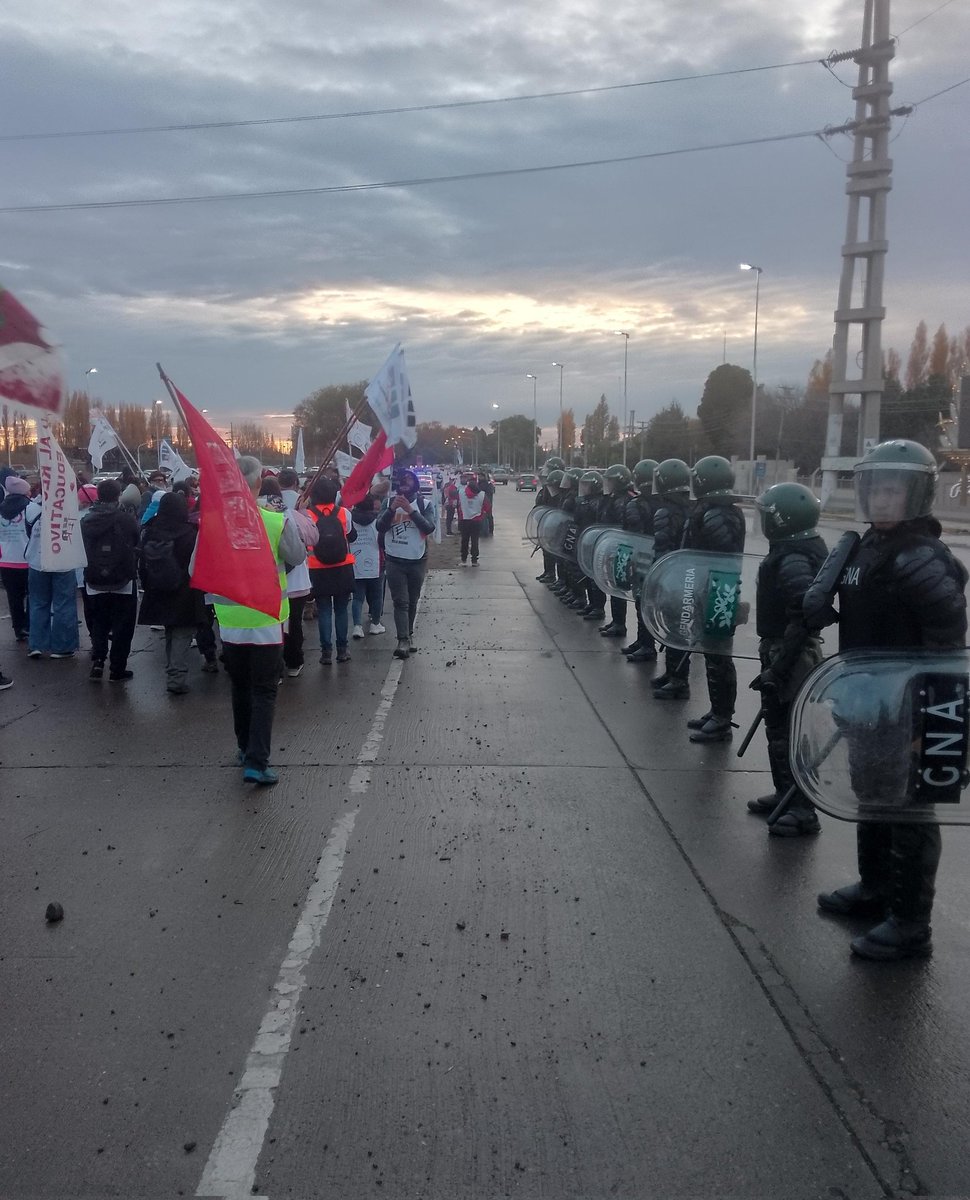 Fuerzas federales, Gendarmería nacional y Prefectura Naval, reprimiendo a la docencia rionegrina a pedido de Weretilneck. En el marco del paro provincial de UnTER. Plata para educación, no para represión!!