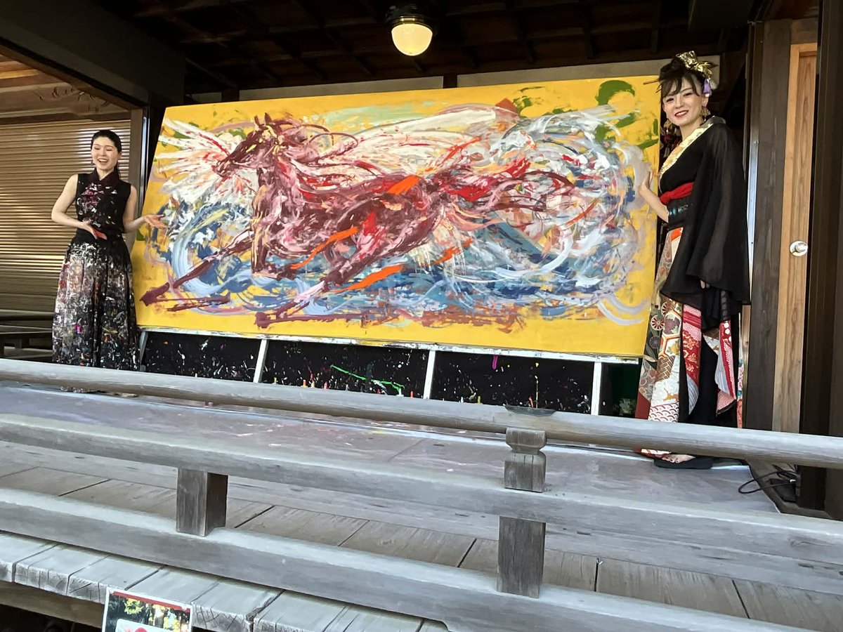 anri0616's tweet photo. 熊野神社⛩️カラリズムリサ × 杏梨 Art × Musicコラボライブ無事終演‼️
2ステージとも演目を変えてお届けしましたが、どちらも沢山のお客様にお越しいただき感謝です✨
神楽殿での貴重なステージ、そして2年ぶりのリサさんとの共演も圧巻でした。
アート×音楽の可能性は無限。 リサさんありがとう❤️ https://t.co/N1UGbrYO35