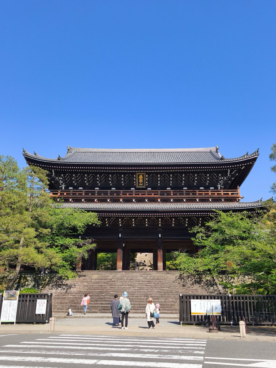 大阪万博のアイルランド館の前にあったマグナス リン(Magnus RINN)想像以上に知恩院に馴染んでる(°口°๑)その形状や意味合い含めて、知恩院の この場所にすごく合ってると思うので、期間限定でなくずっと残ってくれたらなぁ𓆏