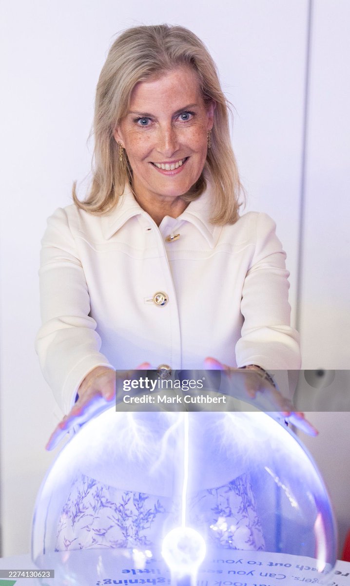 I adore this picture from her engagement today at Airbus Defence and Space - she looks so beautiful!
