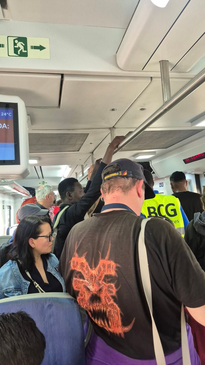 blackmetti's tweet photo. @rod11cat @AfectRodalies @3CatInfo @retardsrodalies @rodalies @SilviaPaneque @gencat Feu el favor de possar doble tren!El tren a reventar! Entre les bicis i els guiris amb maletes! 🤦🏻‍♀️😡 https://t.co/z6rFadsQ9I