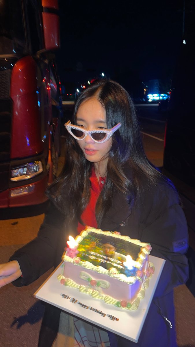 메이 tweet media