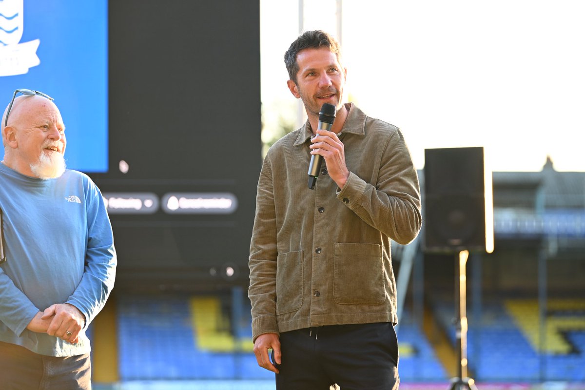 TheMarkPhillips's tweet photo. Thank you Southend

It was a pleasure to be invited back to appear before their playoff game

Being back at this amazing club that I have so many happy memories of and to be back amongst these amazing fans was unreal

@SUFCRootsHall 

#southend #playoff #football https://t.co/Sp2OuXp8DJ