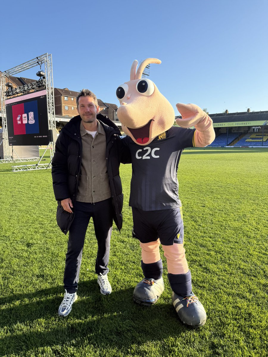 TheMarkPhillips's tweet photo. Thank you Southend

It was a pleasure to be invited back to appear before their playoff game

Being back at this amazing club that I have so many happy memories of and to be back amongst these amazing fans was unreal

@SUFCRootsHall 

#southend #playoff #football https://t.co/Sp2OuXp8DJ