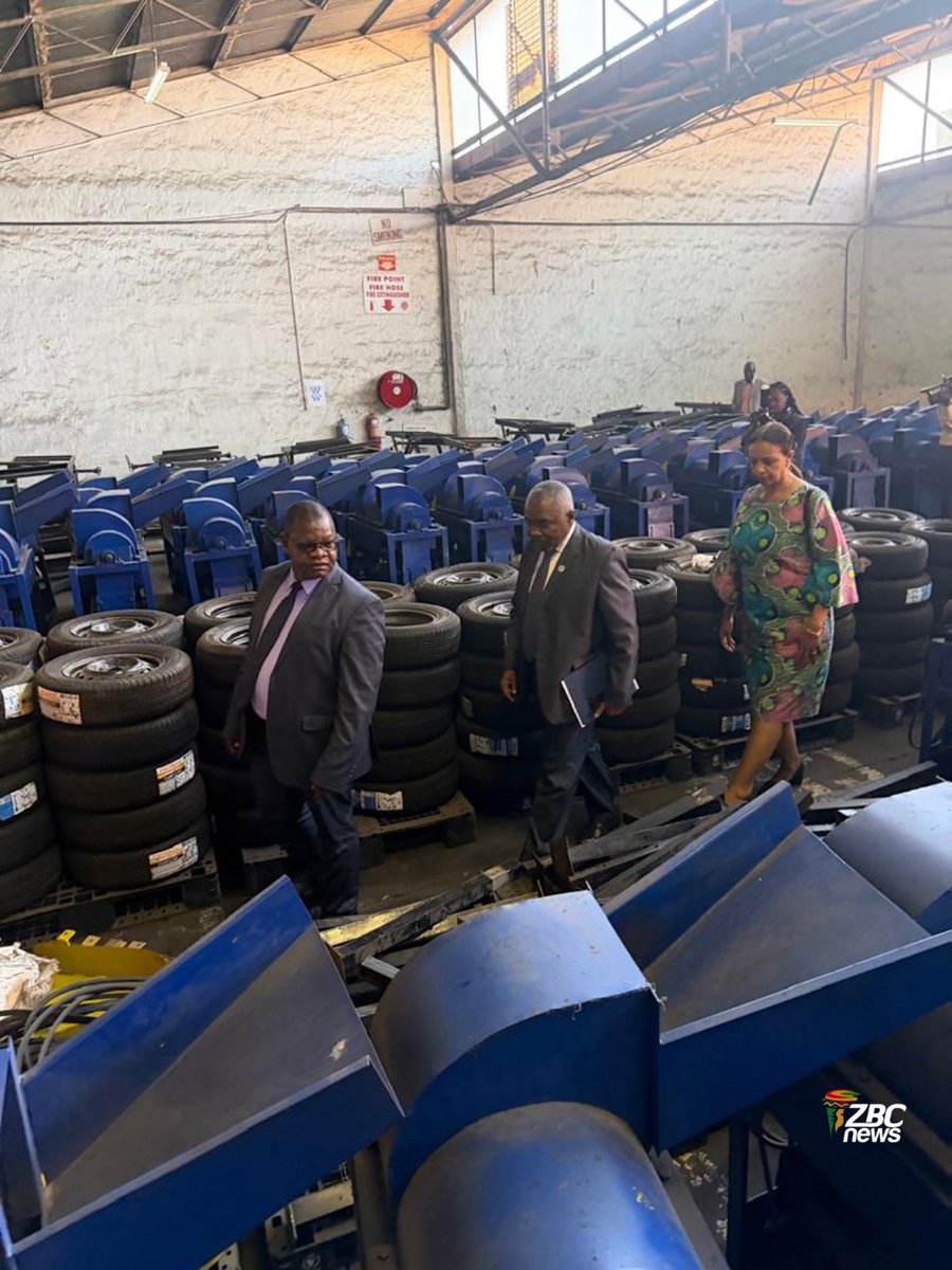 ZBCNewsonline's tweet photo. GOVERNMENT has stepped up efforts to curb post-harvest losses after receiving a major consignment of mechanised equipment financed by the African Development Bank (AfDB), in a move aimed at strengthening food security and grain preservation nationwide.

https://t.co/mWT3hZT6sv https://t.co/oqLW5ugrI1