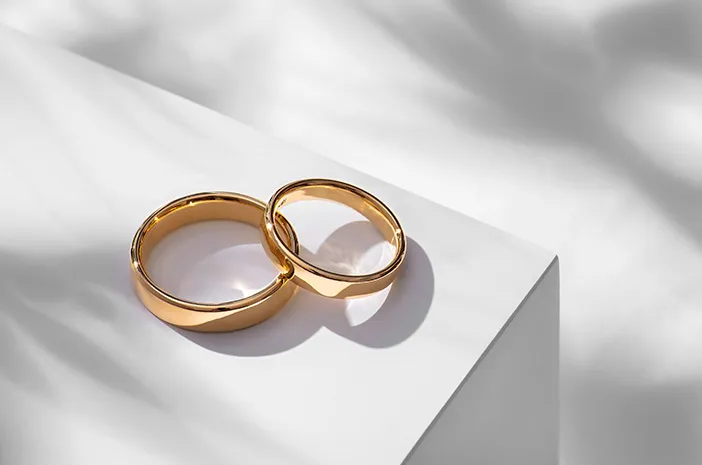 Nak, malam ini Bapak mau ngobrol serius..

“Nikah itu bukan cuma soal cinta...”  

Banyak anak muda sekarang jatuh cinta, lalu buru-buru nikah. Tapi 2-3 tahun kemudian, rumah tangga berantakan. 

Kenapa? Karena mereka lupa: nikah itu bukan hanya soal perasaan, tapi juga soal