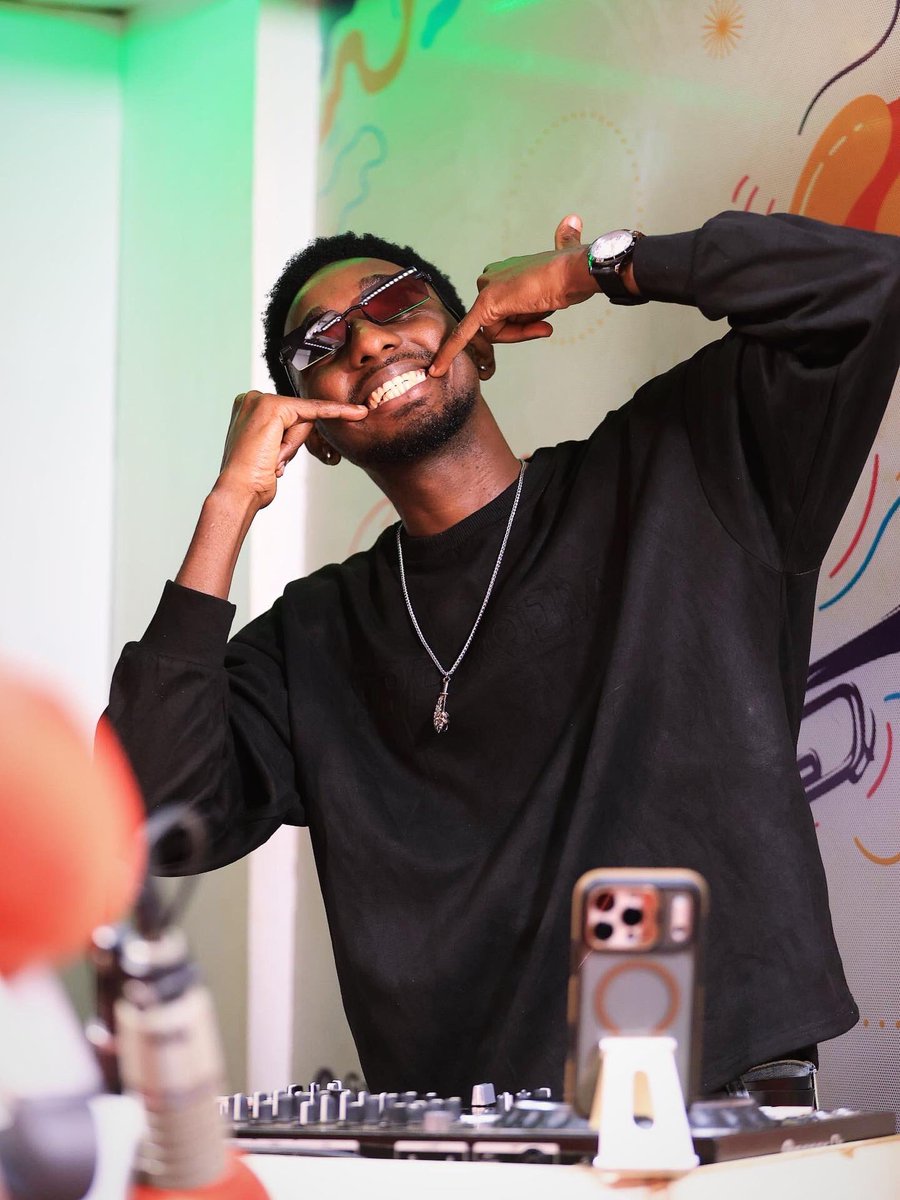 RealKenie_'s tweet photo. Pan it @GalaxyFMUg 7PM -8PM in the Galaxy Top7 Countdown with Realest Vibrationz😎

What’s the Biggest Jam today ⁉️

#GalaxyTop7 #GalaxyFM #ManWithTheVibes #RealBadMan #RealestVibrationz https://t.co/QeVaJGY8xK