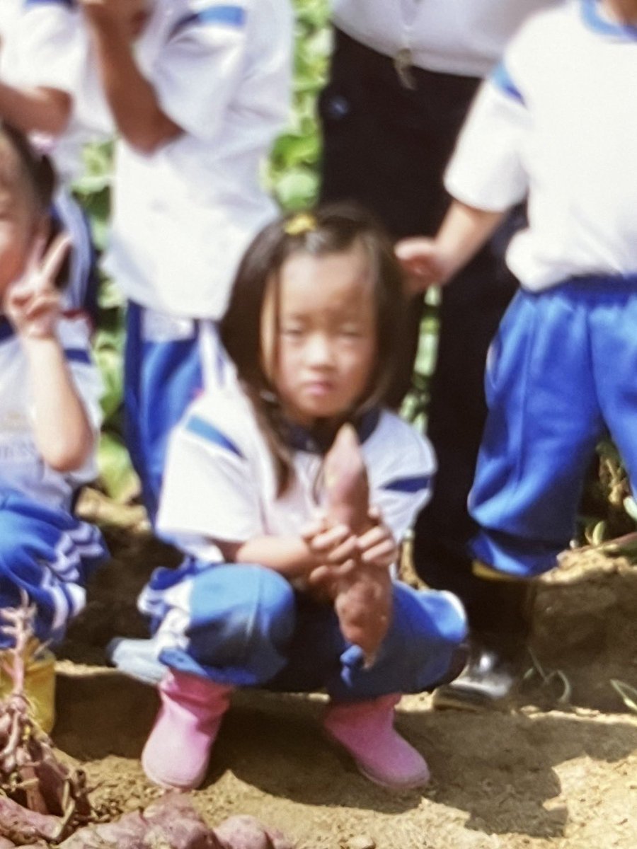 48Suzuha_16LOVE's tweet image. AKB48のメンバーが幼少期の写真を載せてくれてありがたいんやけど、みんな可愛くてすごい。私も載せてみよっ♩るんって思ったら幼少期迫力ありすぎて大横転。AKB48になれる未来あってよかった。